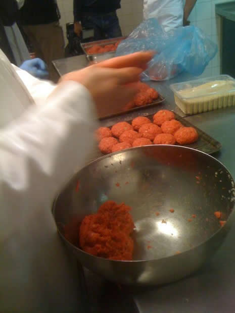 De gehaktballen van Meatless worden gedraaid