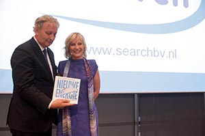 Van der Laan neemt nieuwste boek Anne-Marie Rakhorst in ontvangst