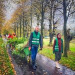 Meer Bomen Nu seizoen 2025-2026 Mensen lopen door een bomenlaan met kruiwagens vol zaailingen